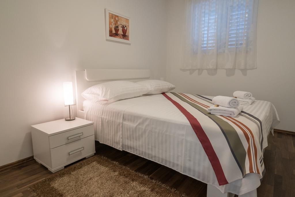 Drop In Split Luxury Suites Buitenkant foto