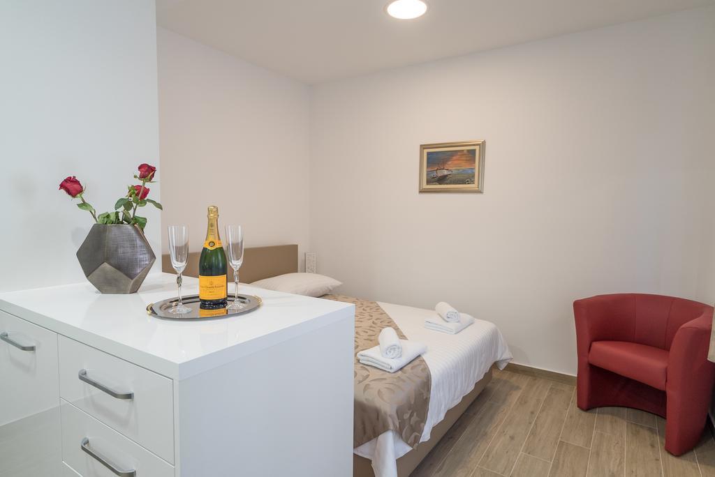 Drop In Split Luxury Suites Buitenkant foto