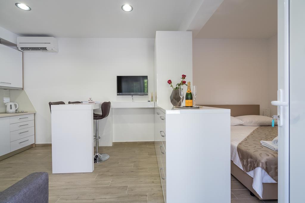 Drop In Split Luxury Suites Buitenkant foto