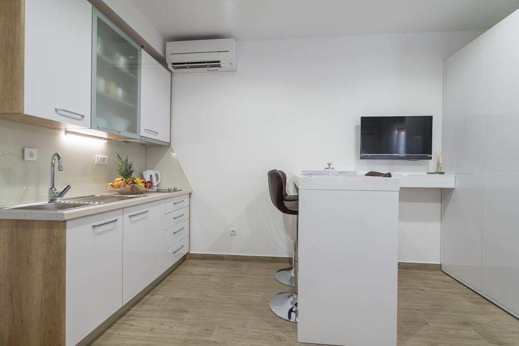 Drop In Split Luxury Suites Buitenkant foto