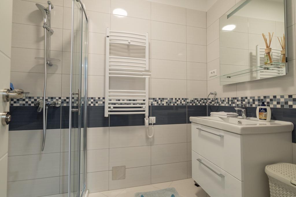 Drop In Split Luxury Suites Buitenkant foto