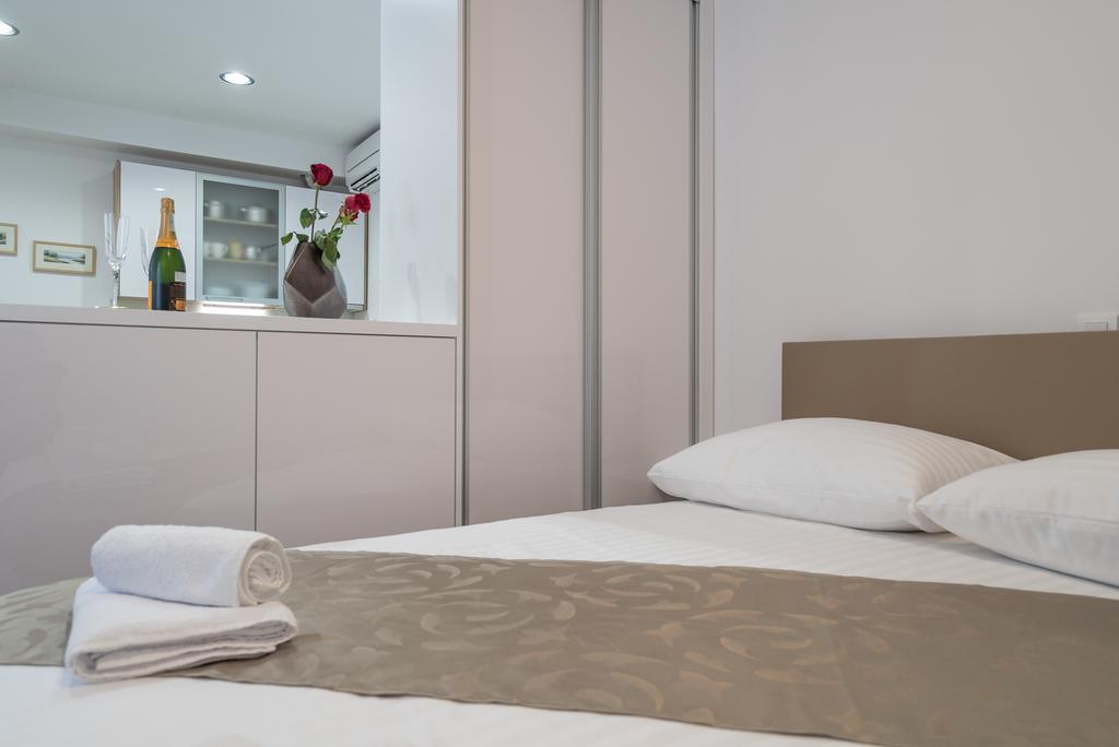 Drop In Split Luxury Suites Buitenkant foto